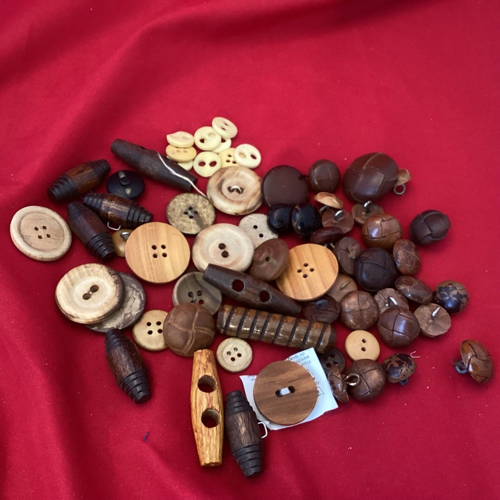 105 grams of mostly leather and wood sewing buttons lot